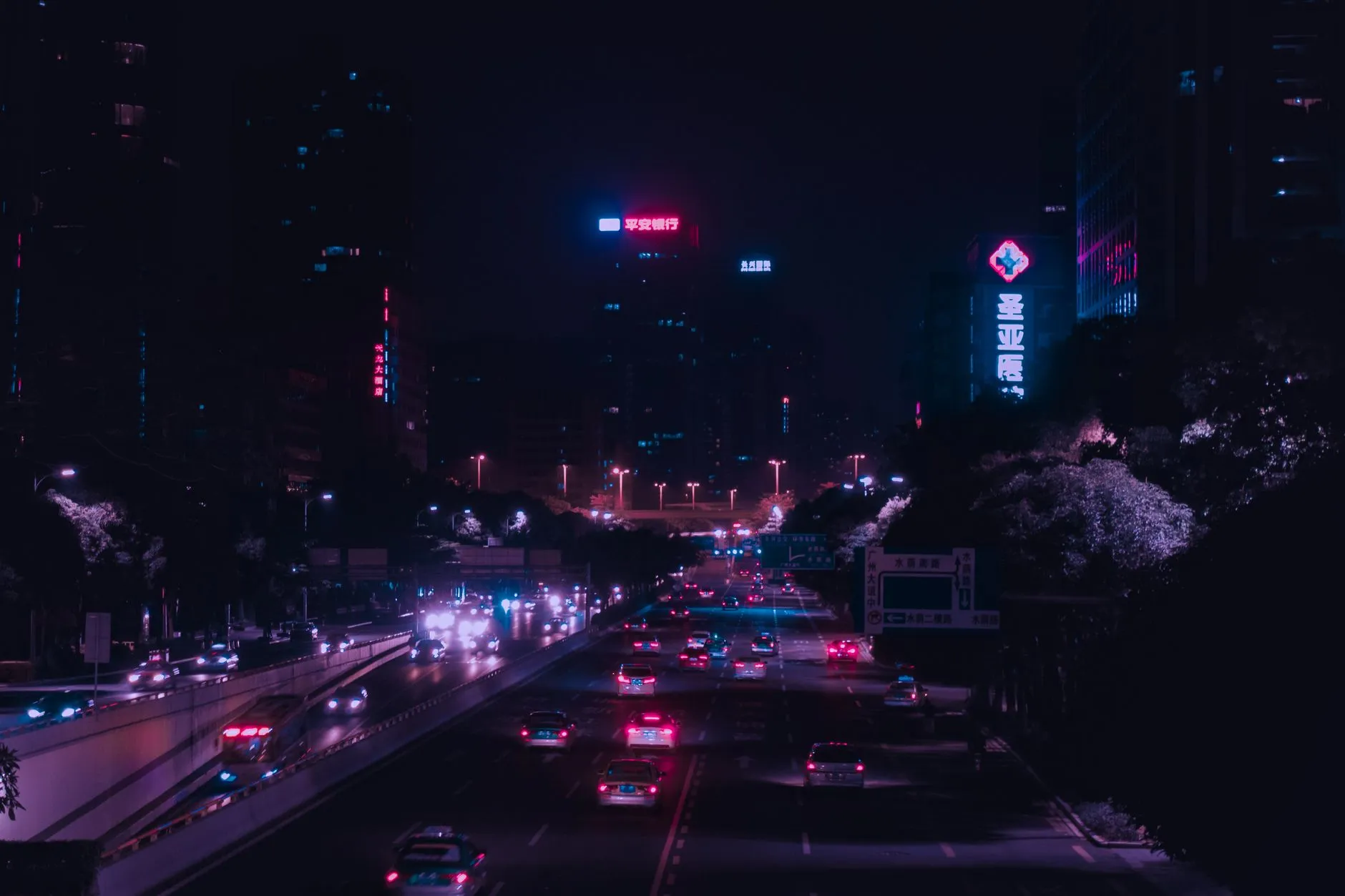 2025年重庆广告片拍摄技术趋势：虚拟制片与AI后期融合应用
