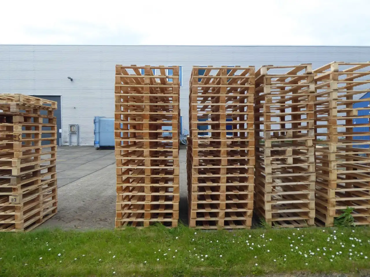2025年企业宣传片制作新趋势：AI技术与实景拍摄的融合应用