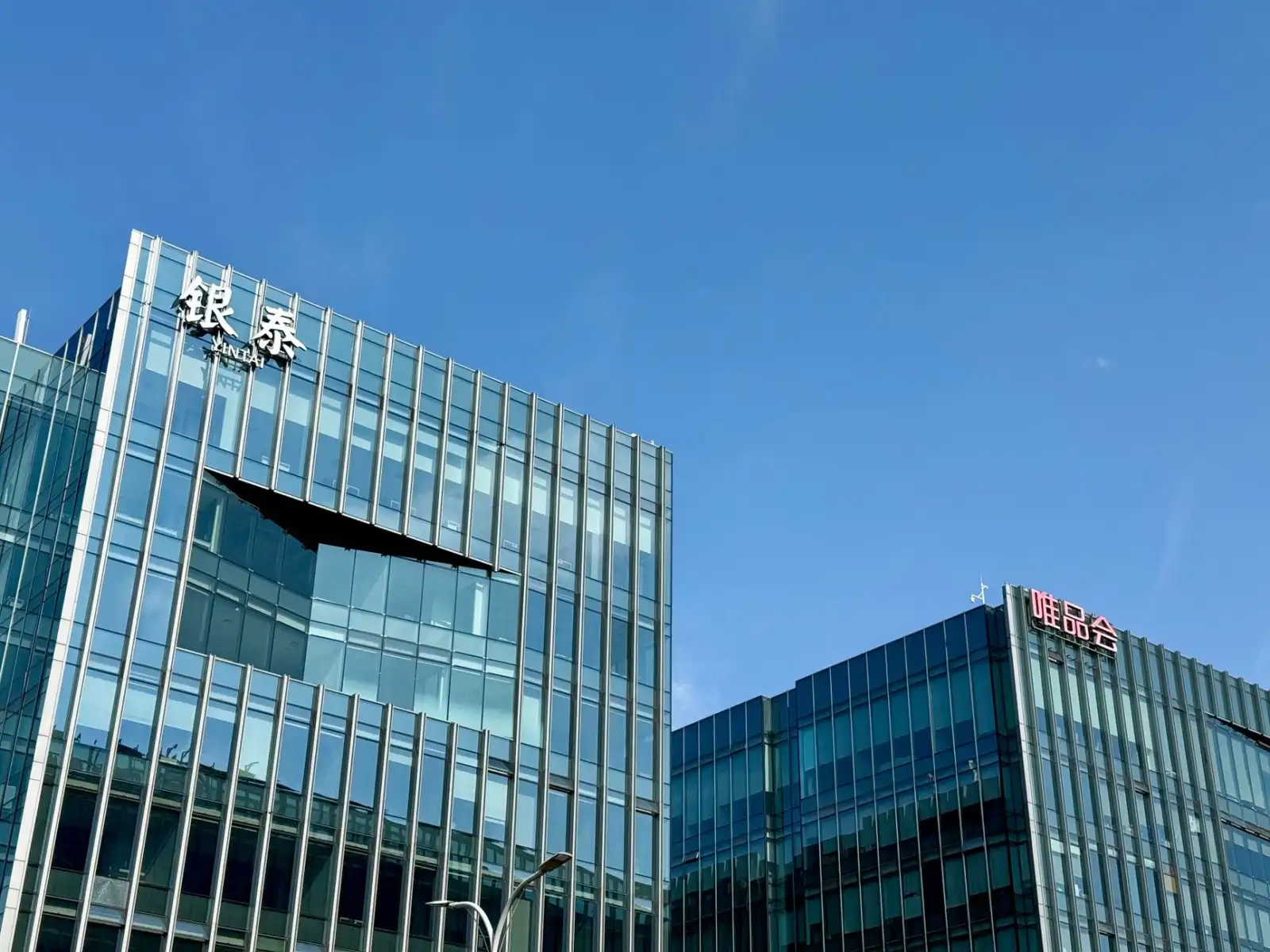 2025年企业宣传片制作新趋势：AI技术与实景拍摄的融合应用